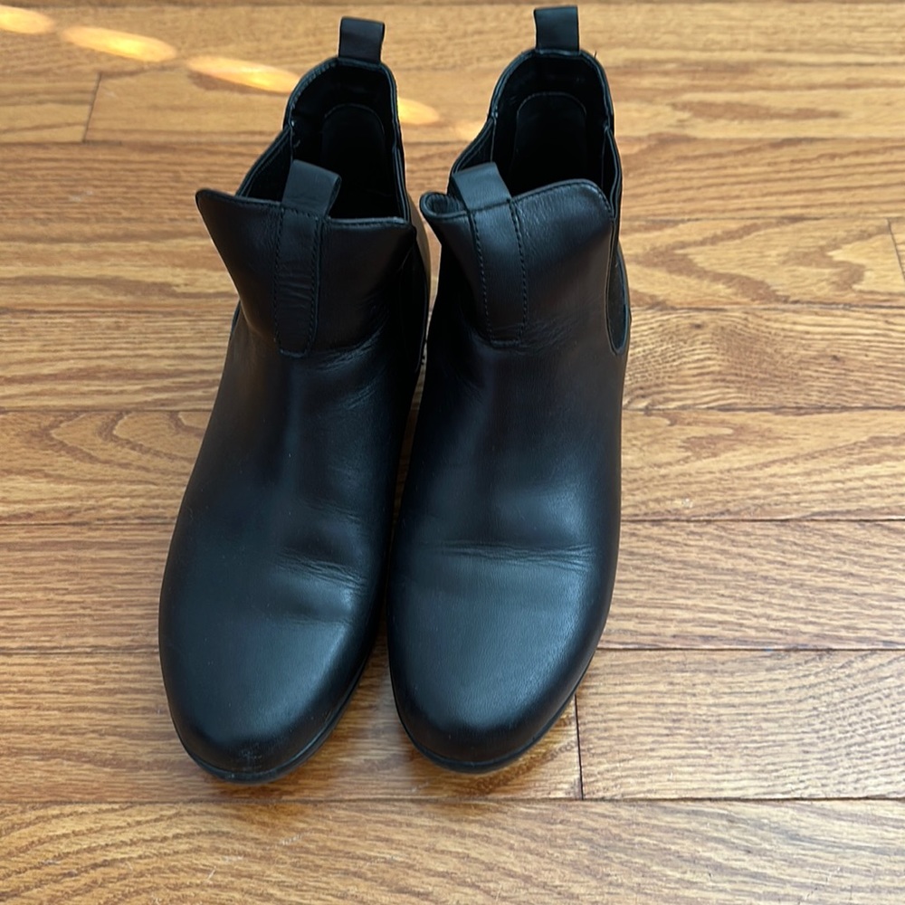 Womens boots size 6
